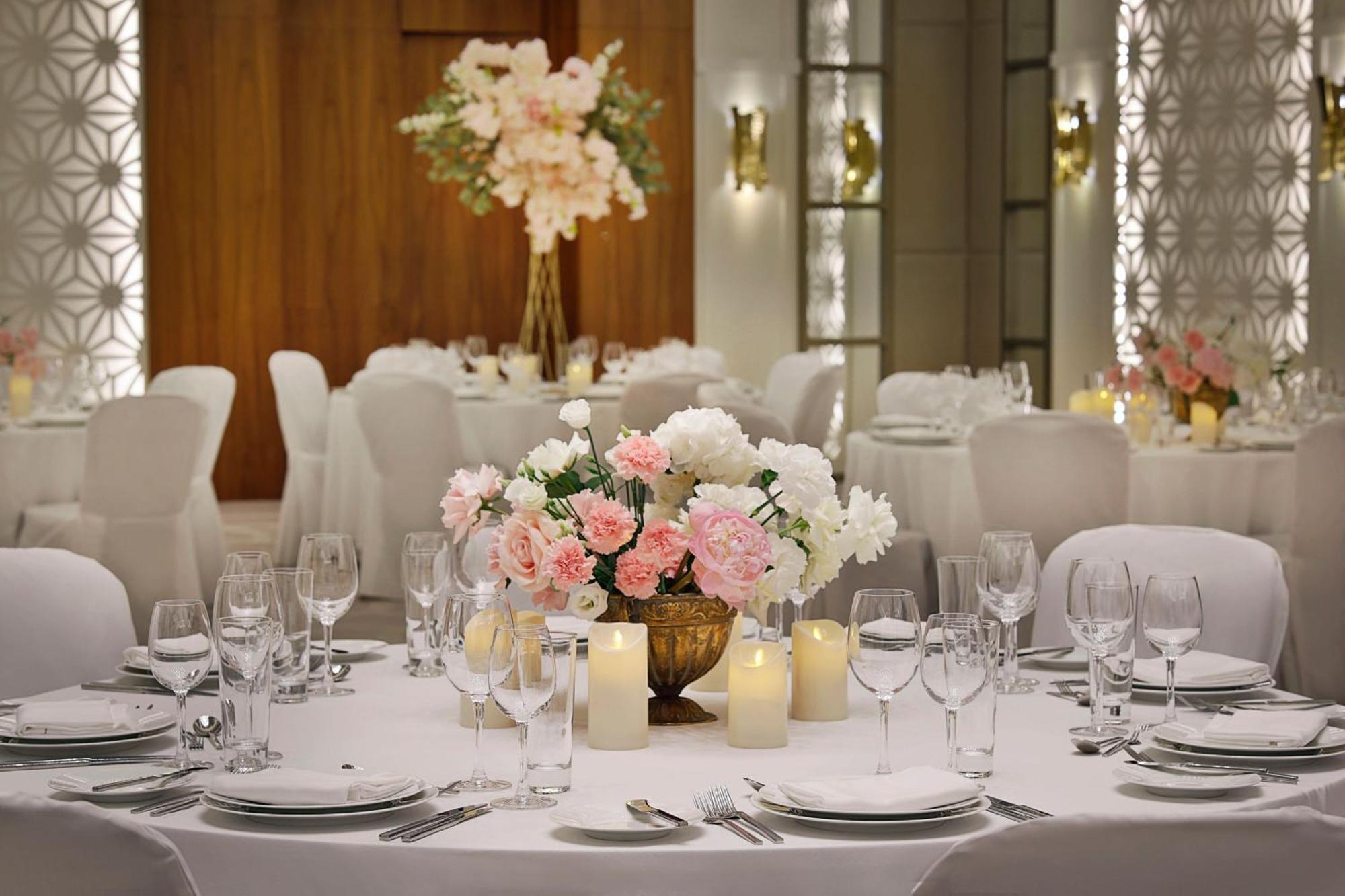 Sheraton Astana Hotel المظهر الخارجي الصورة Wedding reception at the Jumeirah Emirates Towers Hotel