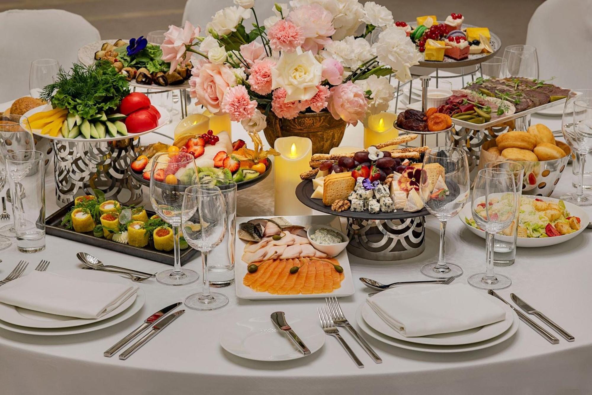 Sheraton Astana Hotel المظهر الخارجي الصورة A table set for a wedding reception