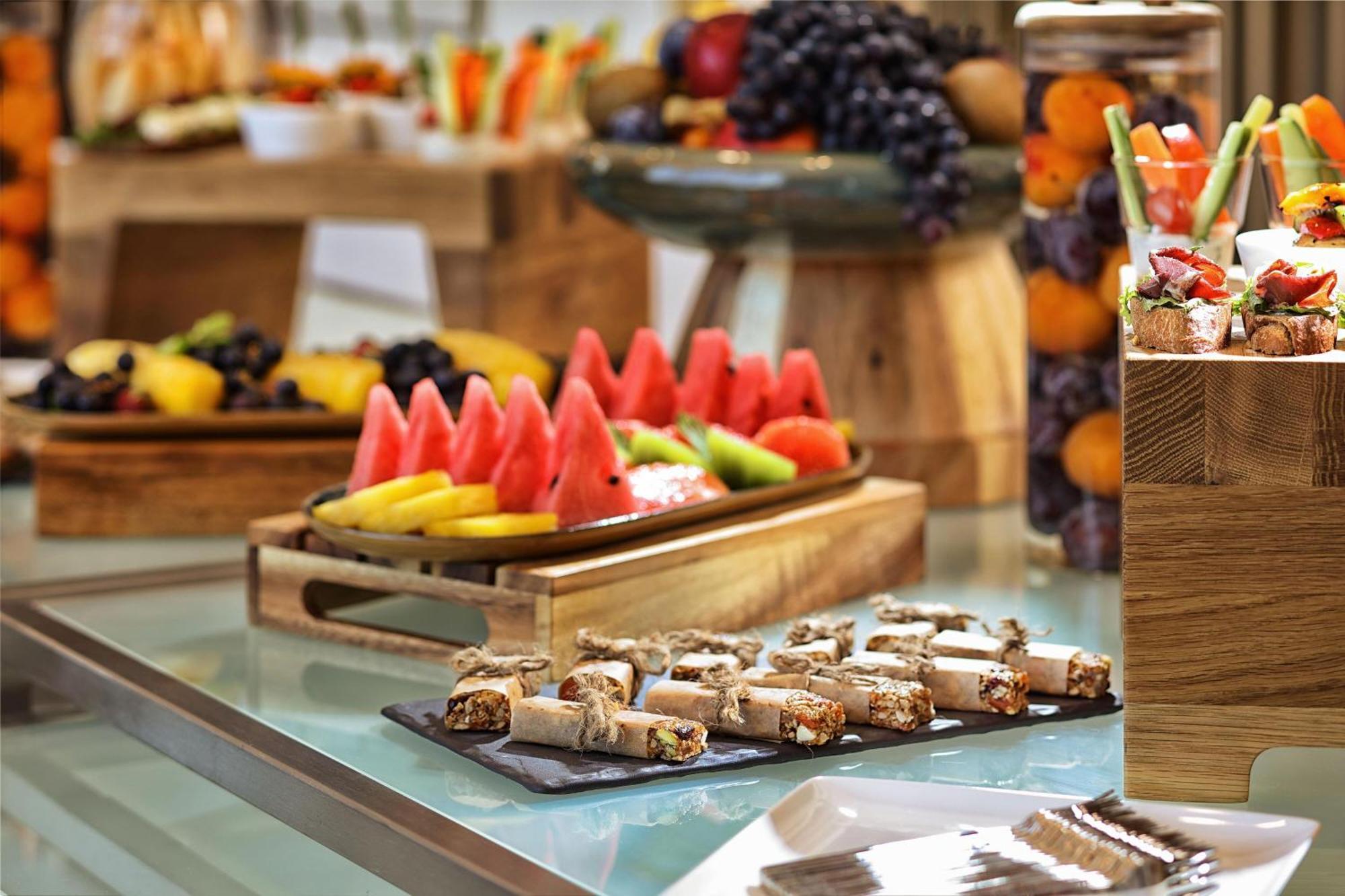 Sheraton Astana Hotel المظهر الخارجي الصورة A buffet at a hotel