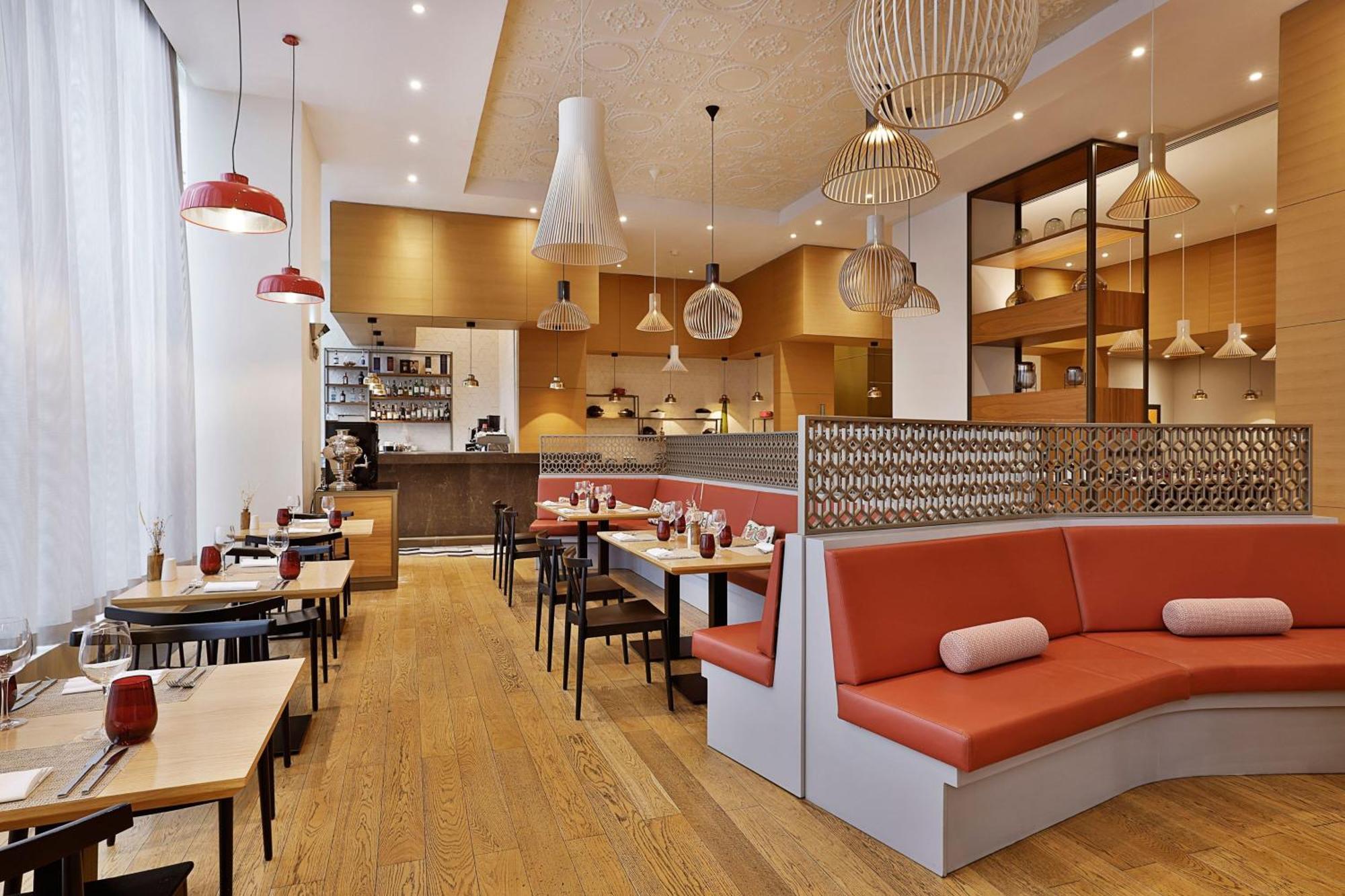 Sheraton Astana Hotel المظهر الخارجي الصورة Interior of a restaurant