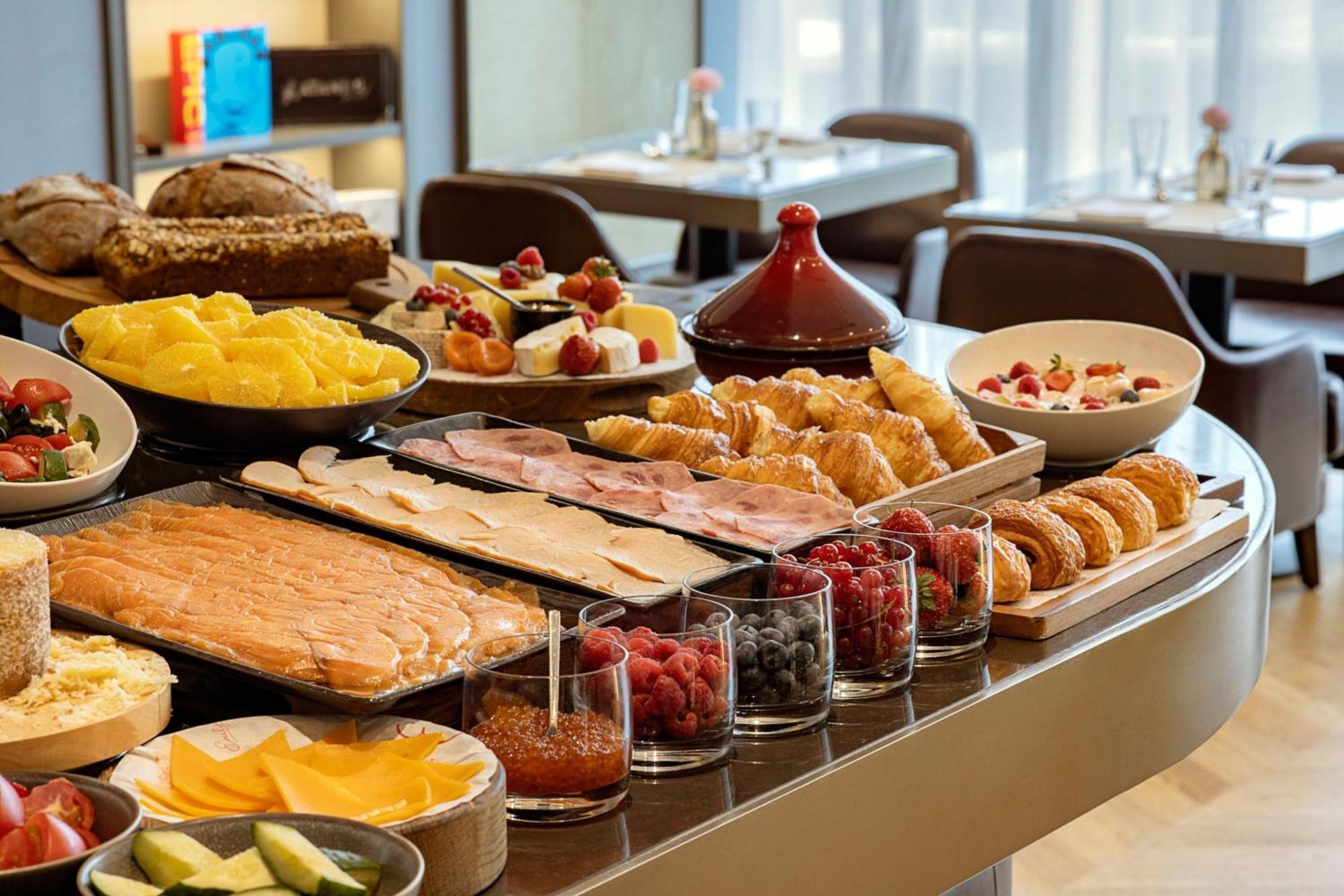 Sheraton Astana Hotel المظهر الخارجي الصورة A buffet at a hotel