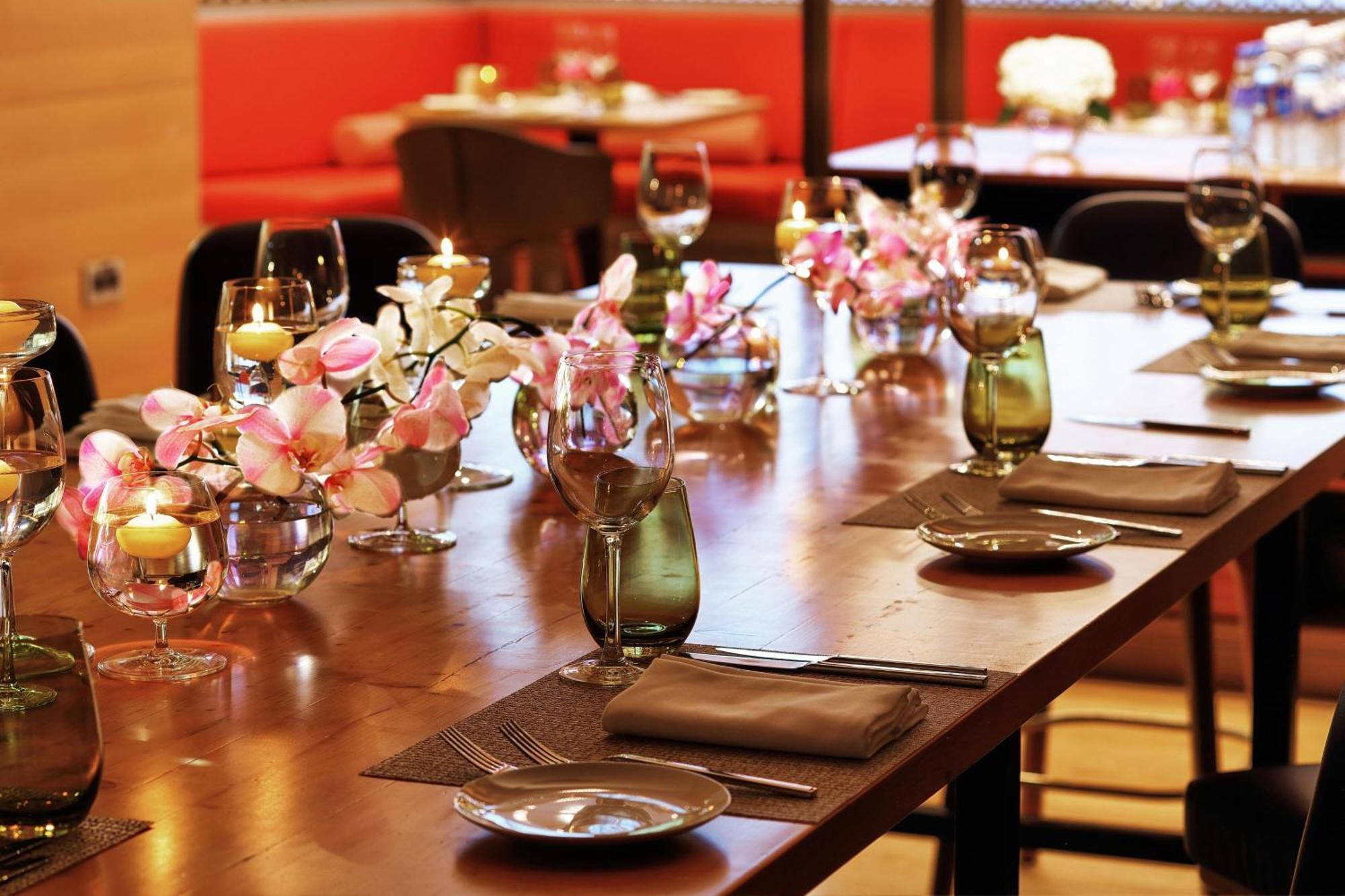 Sheraton Astana Hotel المظهر الخارجي الصورة A table set for a meal