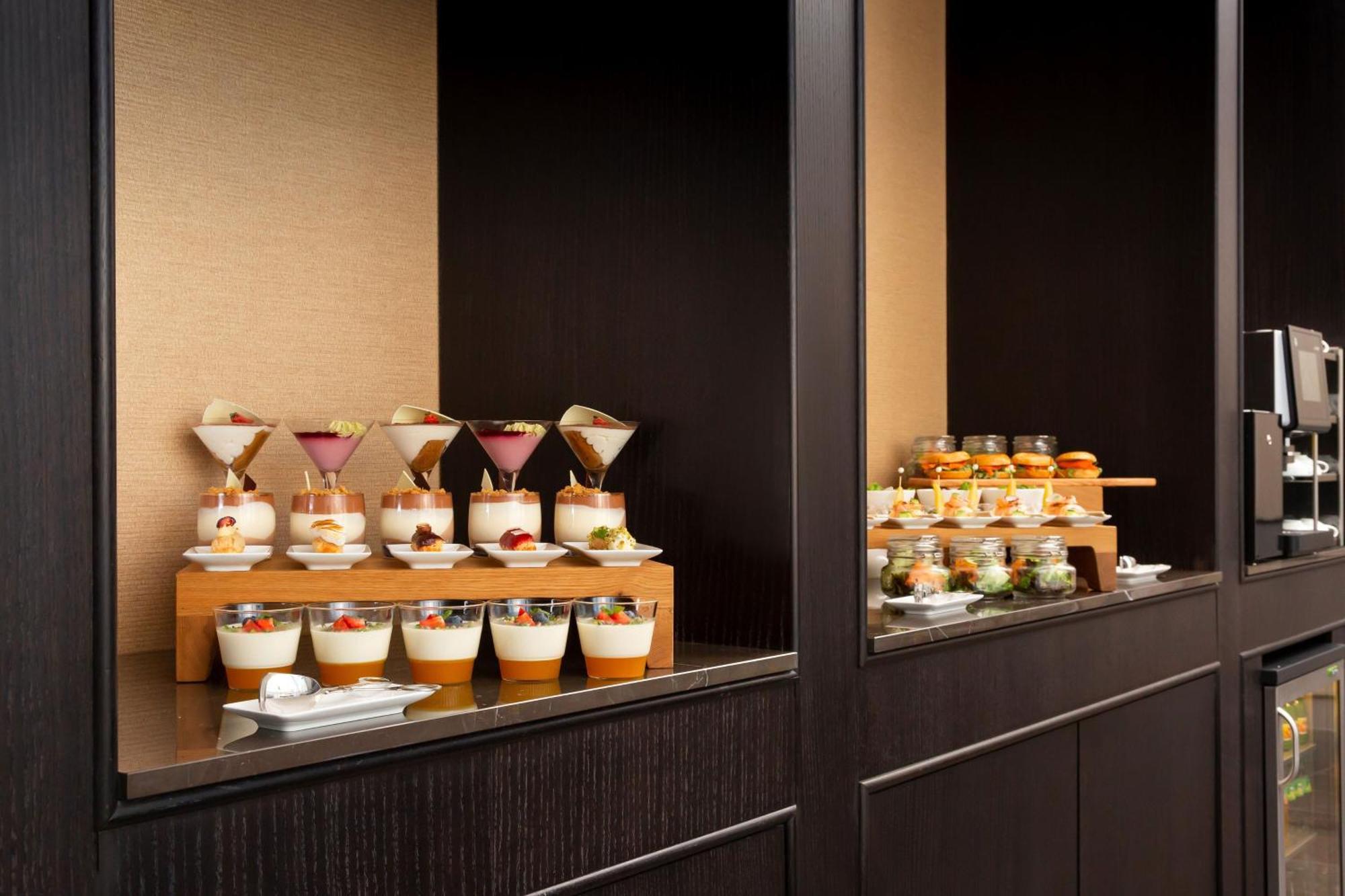 Sheraton Astana Hotel المظهر الخارجي الصورة A dessert buffet