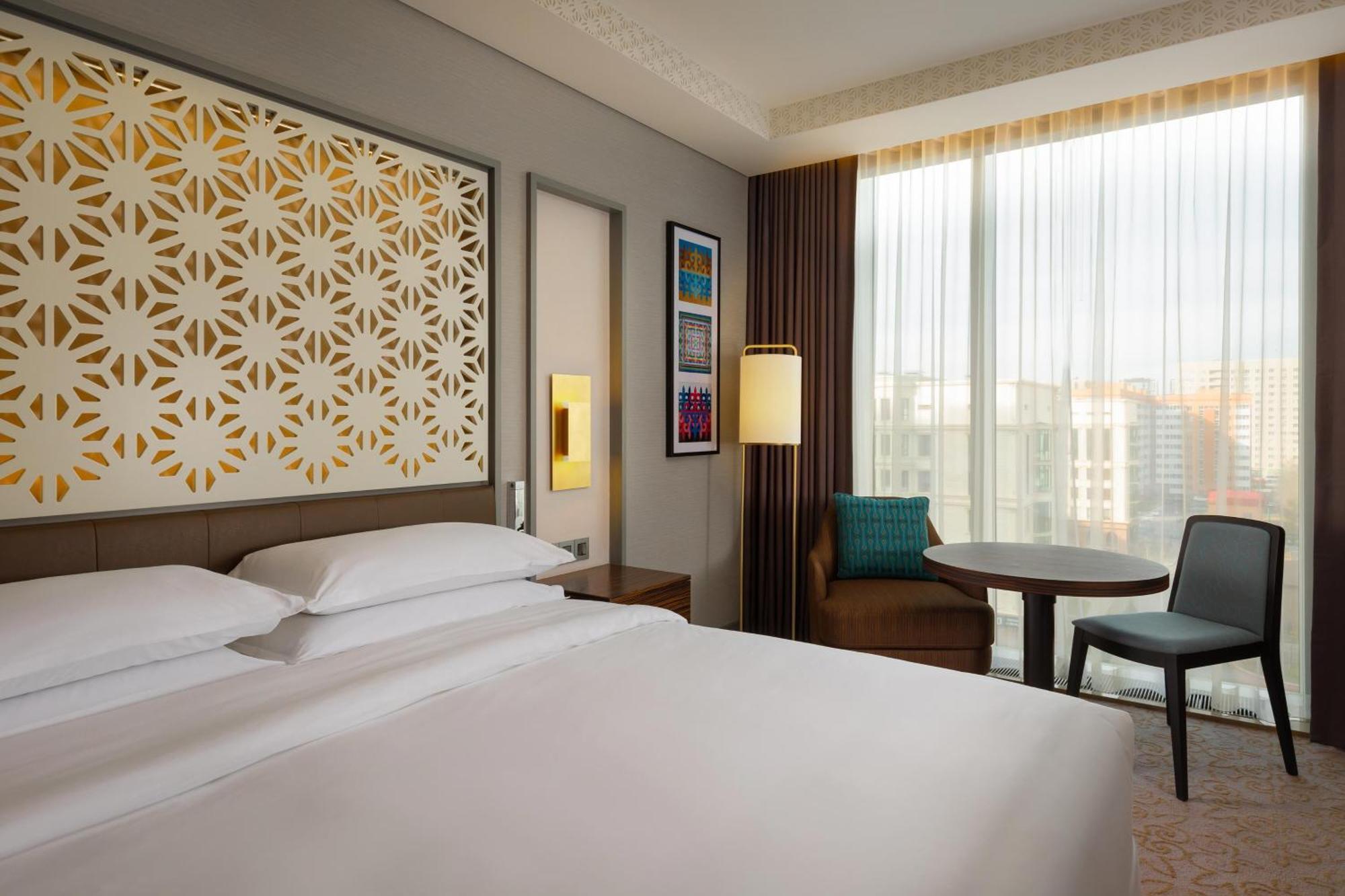 Sheraton Astana Hotel المظهر الخارجي الصورة A guest room at the hotel
